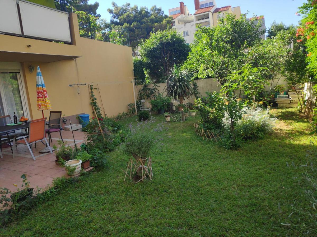 Spacious Apartment With Big Garden Near Beach Split Exterior photo