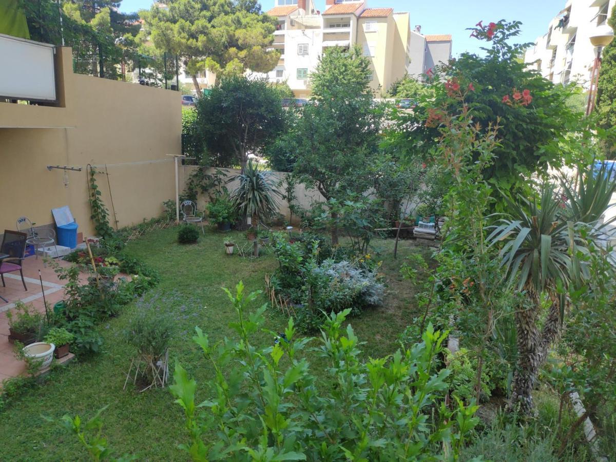 Spacious Apartment With Big Garden Near Beach Split Exterior photo